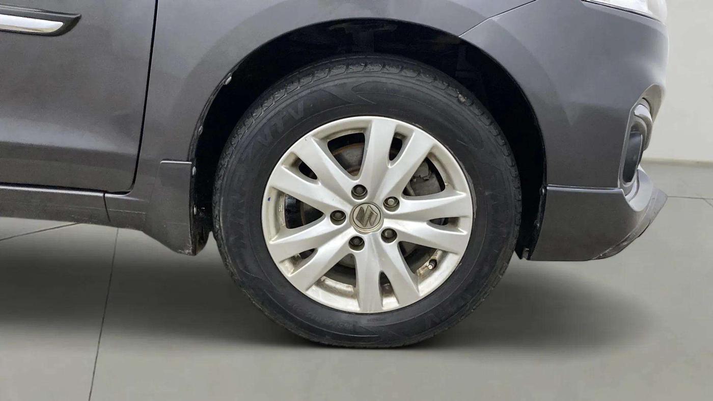 2017 Maruti Ertiga ZXI, CNG, Manual, 38,711 km, Right Front Wheel