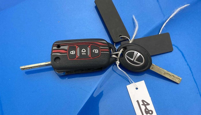 2018 Tata NEXON XM PETROL, Petrol, Manual, 47,185 km, Key Close Up