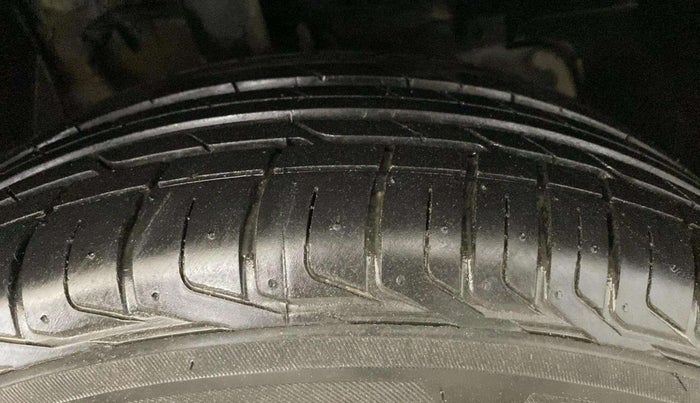 2018 Tata NEXON XM PETROL, Petrol, Manual, 47,185 km, Right Front Tyre Tread