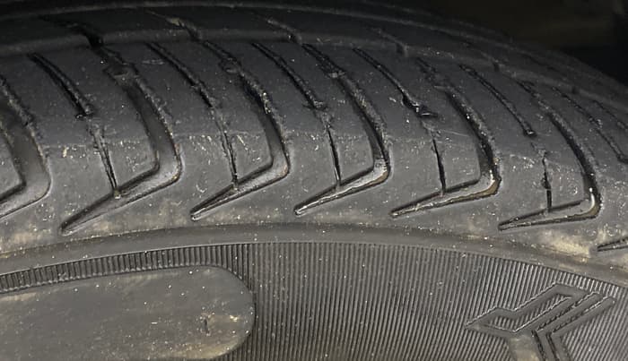 2013 Maruti Wagon R 1.0 VXI, Petrol, Manual, 47,805 km, Right Front Tyre Tread