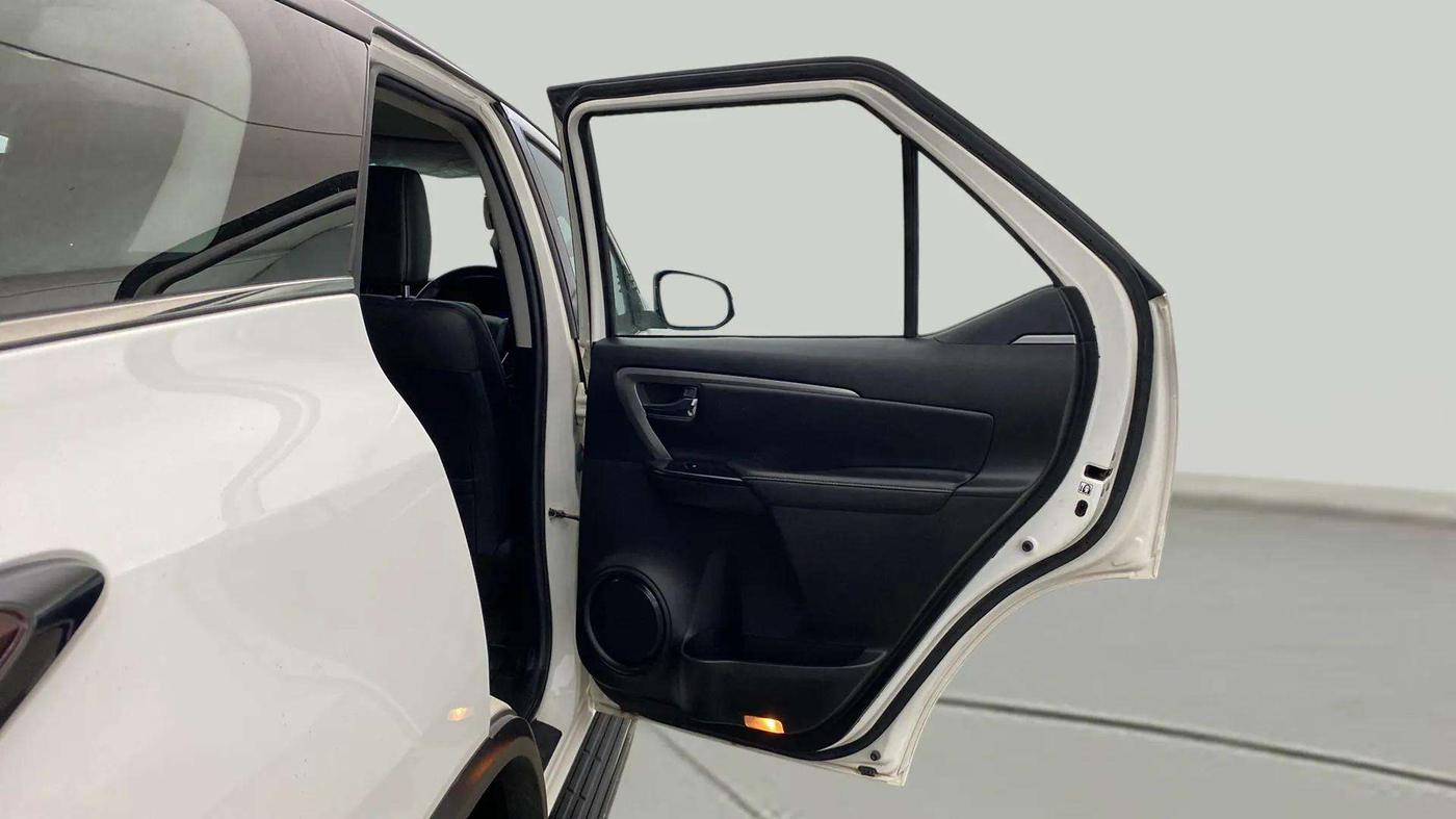 2021 Toyota Fortuner 4X2 AT 2.8 DIESEL, Diesel, Automatic, 30,491 km, RHS Rear Door