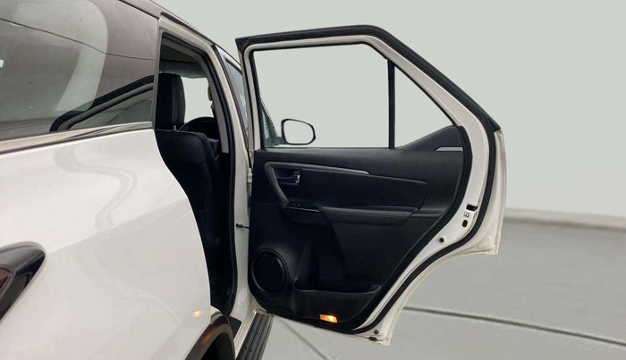 2021 Toyota Fortuner 4X2 AT 2.8 DIESEL, Diesel, Automatic, 30,491 km, RHS Rear Door