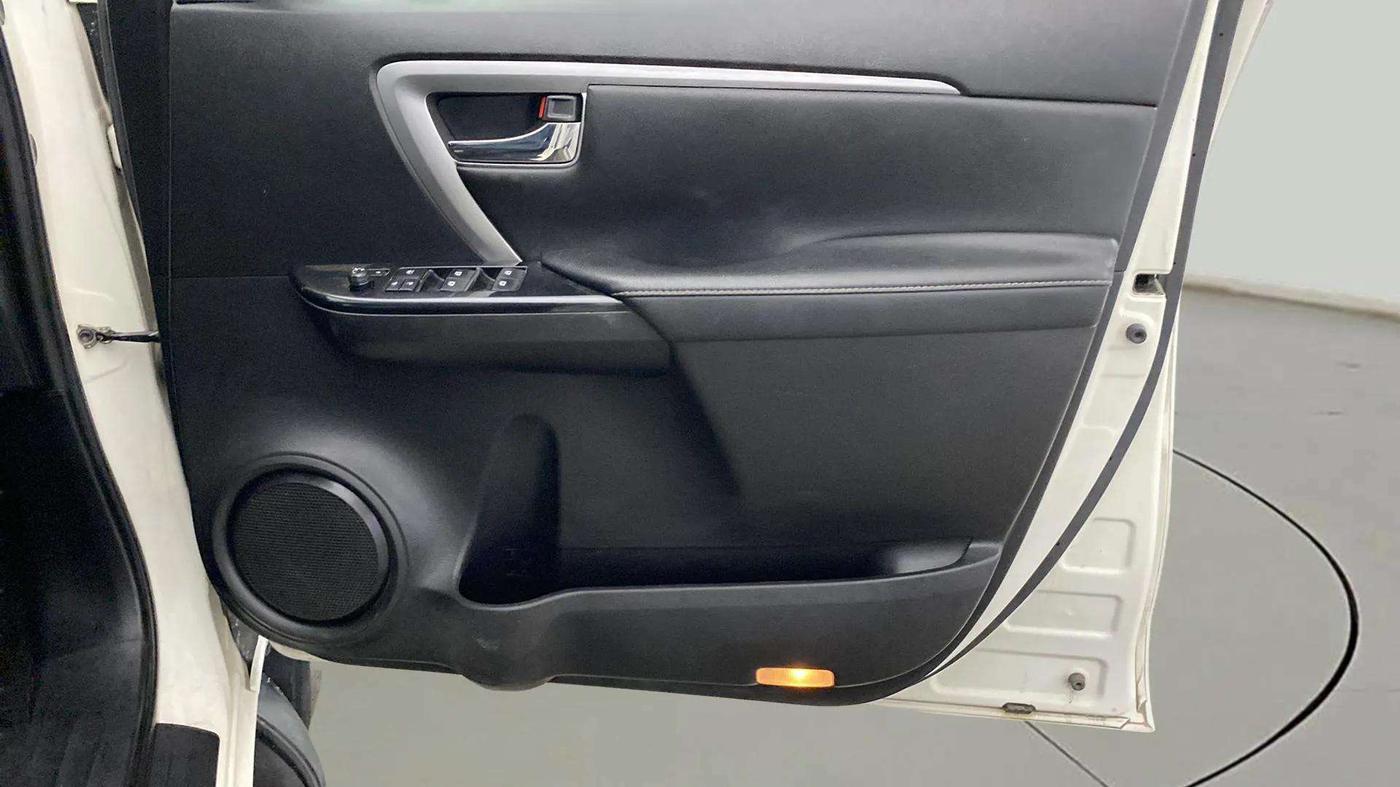 2021 Toyota Fortuner 4X2 AT 2.8 DIESEL, Diesel, Automatic, 30,491 km, Driver Side Door Panels Control
