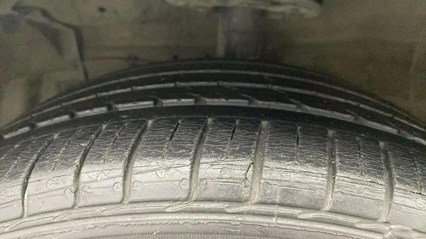 2020 Maruti Ciaz ALPHA 1.5 SHVS PETROL, Petrol, Manual, 32,482 km, Left Front Tyre Tread