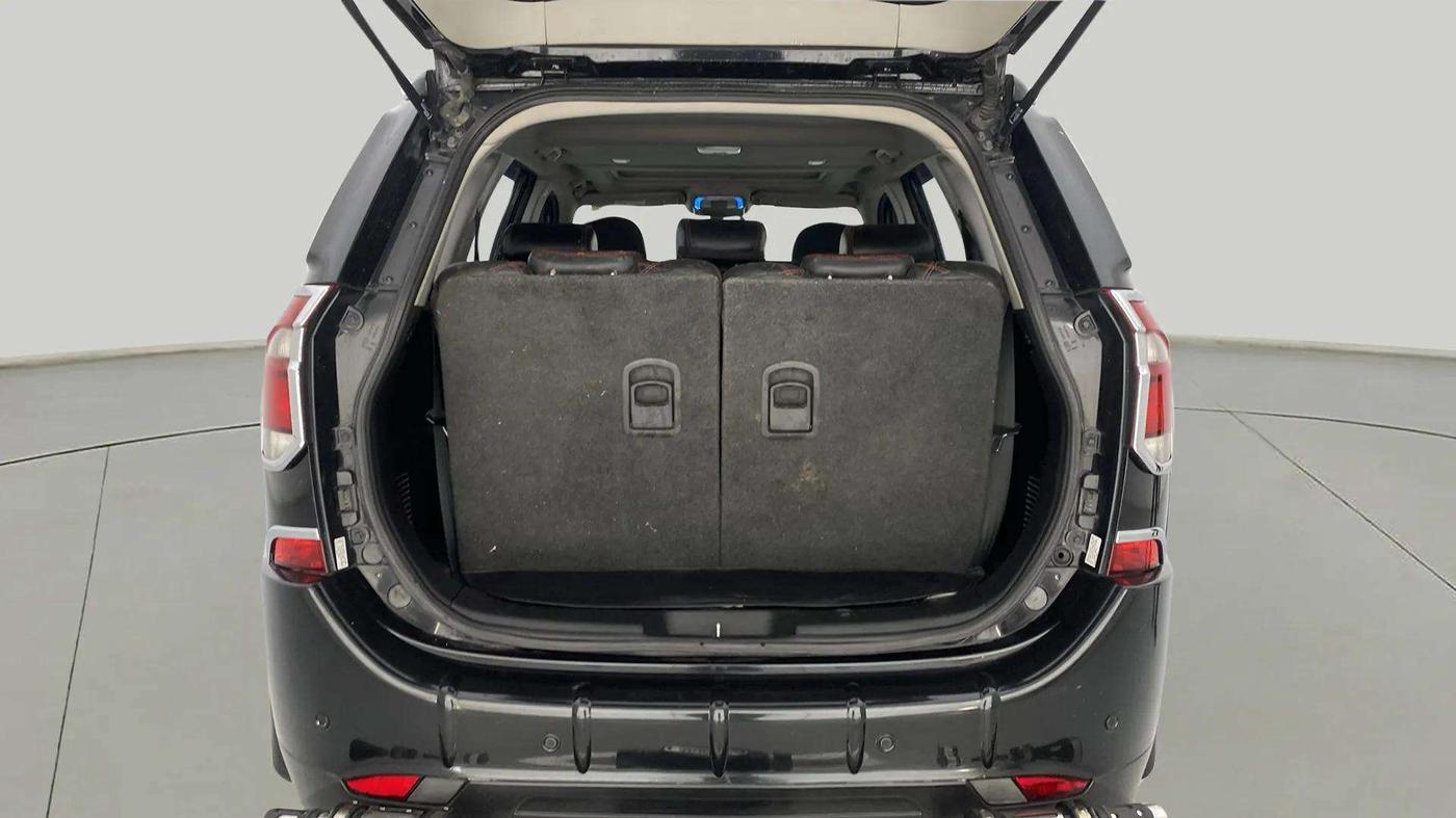 2019 Mahindra XUV500 W11, Diesel, Manual, 1,00,606 km, Boot Inside