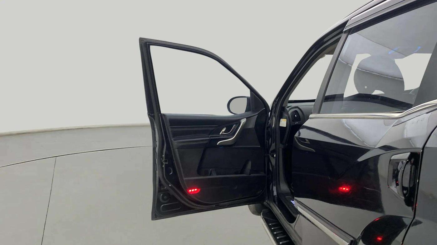 2019 Mahindra XUV500 W11, Diesel, Manual, 1,00,606 km, LHS Front Door