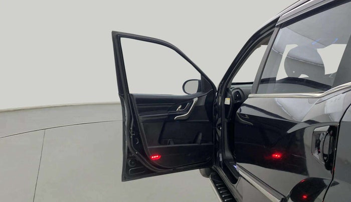 2019 Mahindra XUV500 W11, Diesel, Manual, 1,00,606 km, LHS Front Door