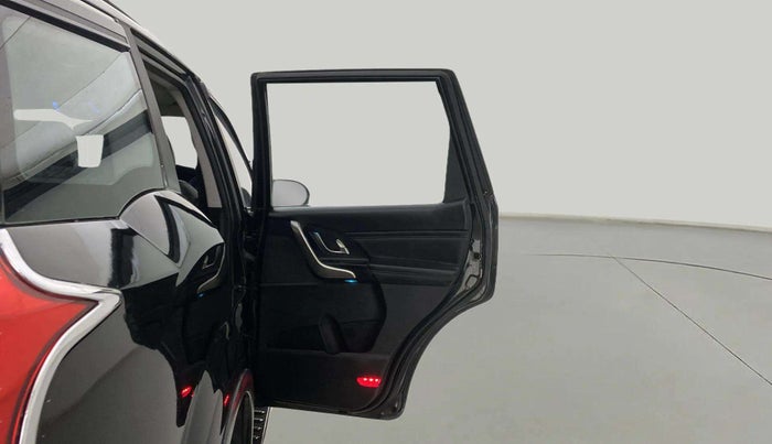 2019 Mahindra XUV500 W11, Diesel, Manual, 1,00,606 km, RHS Rear Door