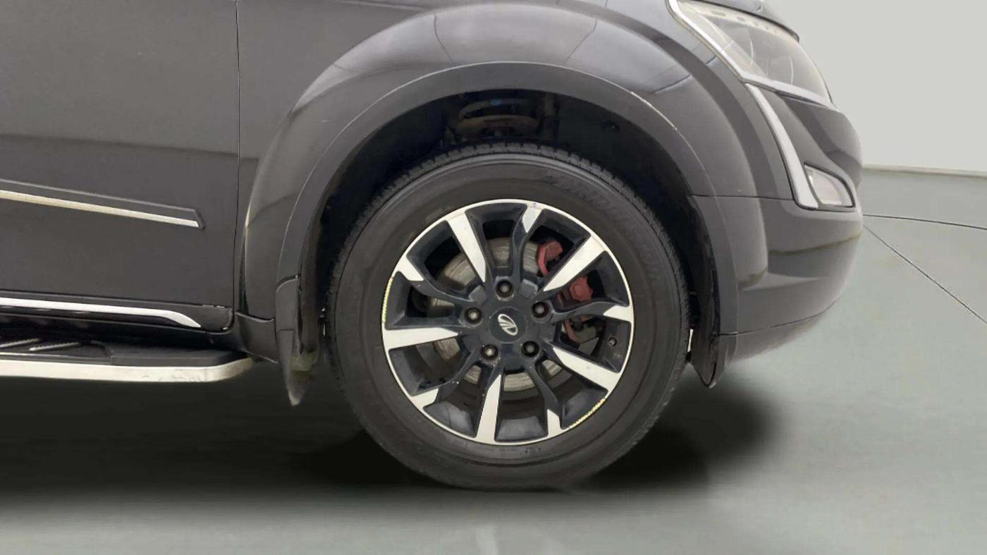 2019 Mahindra XUV500 W11, Diesel, Manual, 1,00,606 km, Right Front Wheel