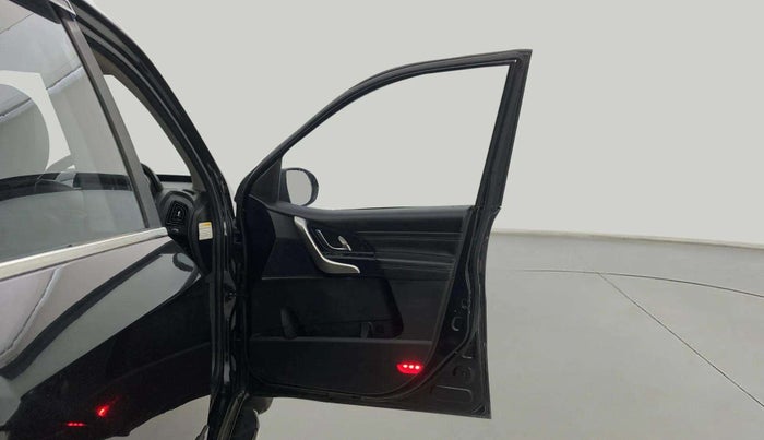 2019 Mahindra XUV500 W11, Diesel, Manual, 1,00,606 km, RHS Front Door
