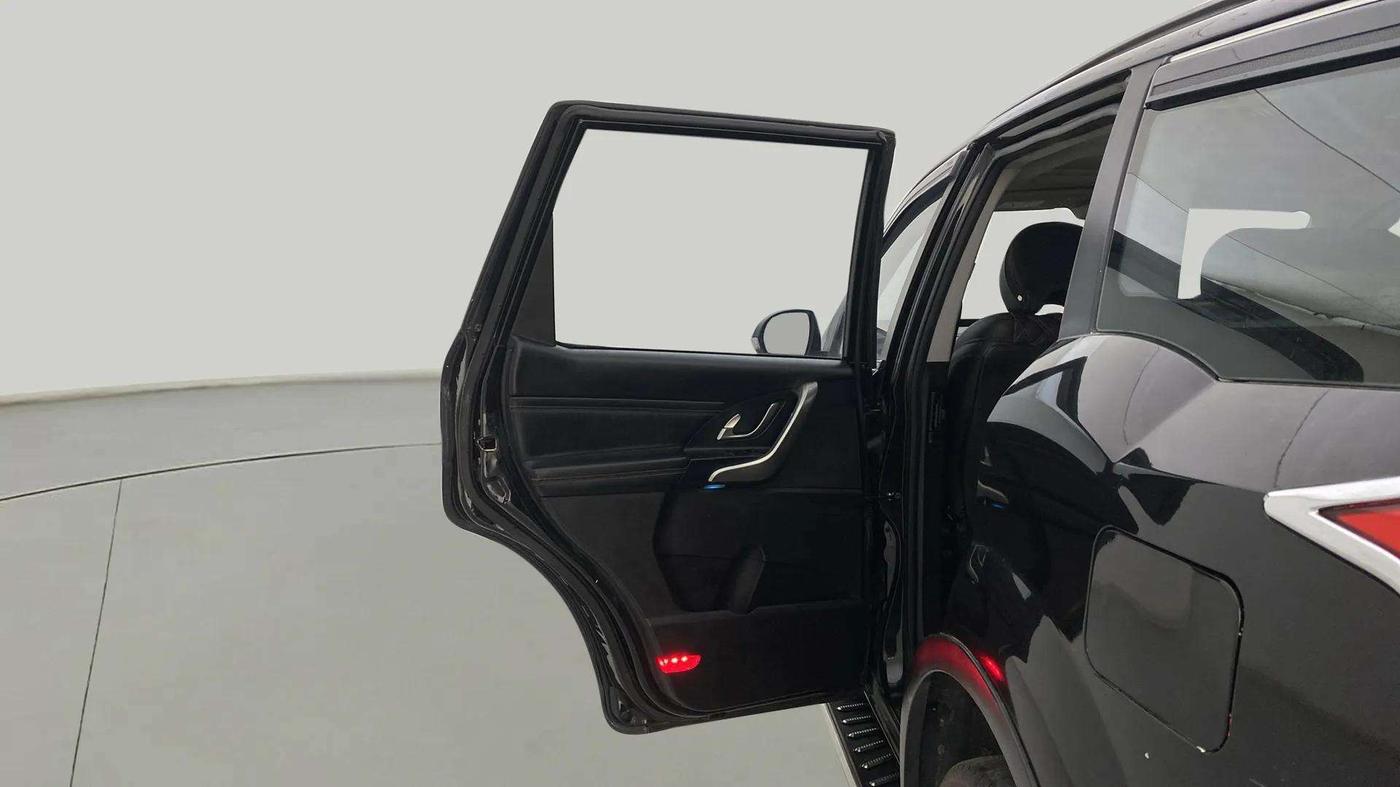 2019 Mahindra XUV500 W11, Diesel, Manual, 1,00,606 km, LHS Rear Door