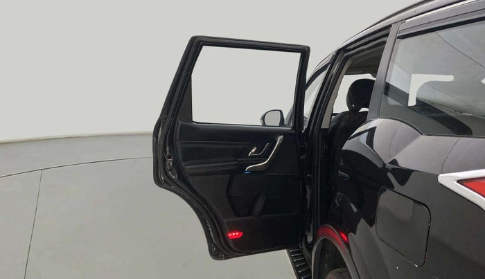 2019 Mahindra XUV500 W11, Diesel, Manual, 1,00,606 km, LHS Rear Door