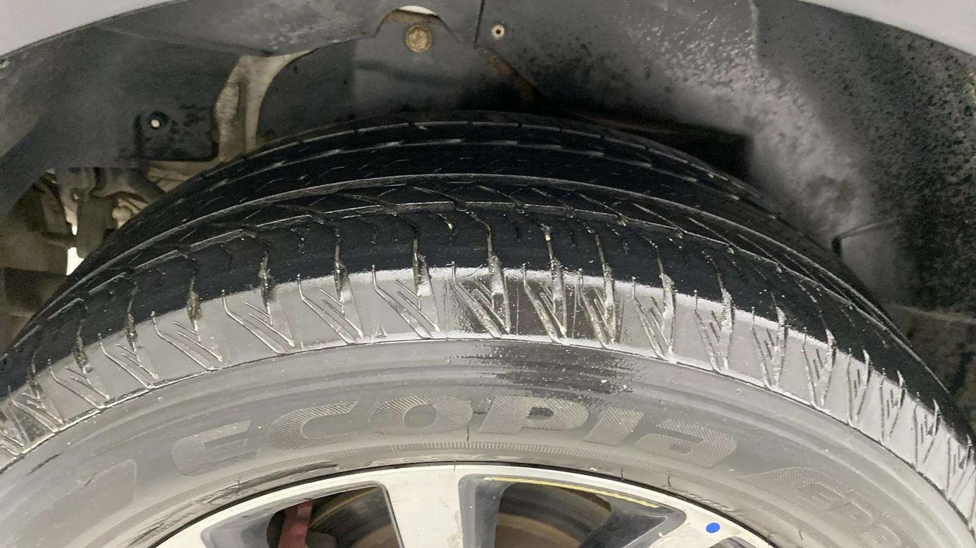 2019 Mahindra XUV500 W11, Diesel, Manual, 1,00,606 km, Left Rear Tyre Tread