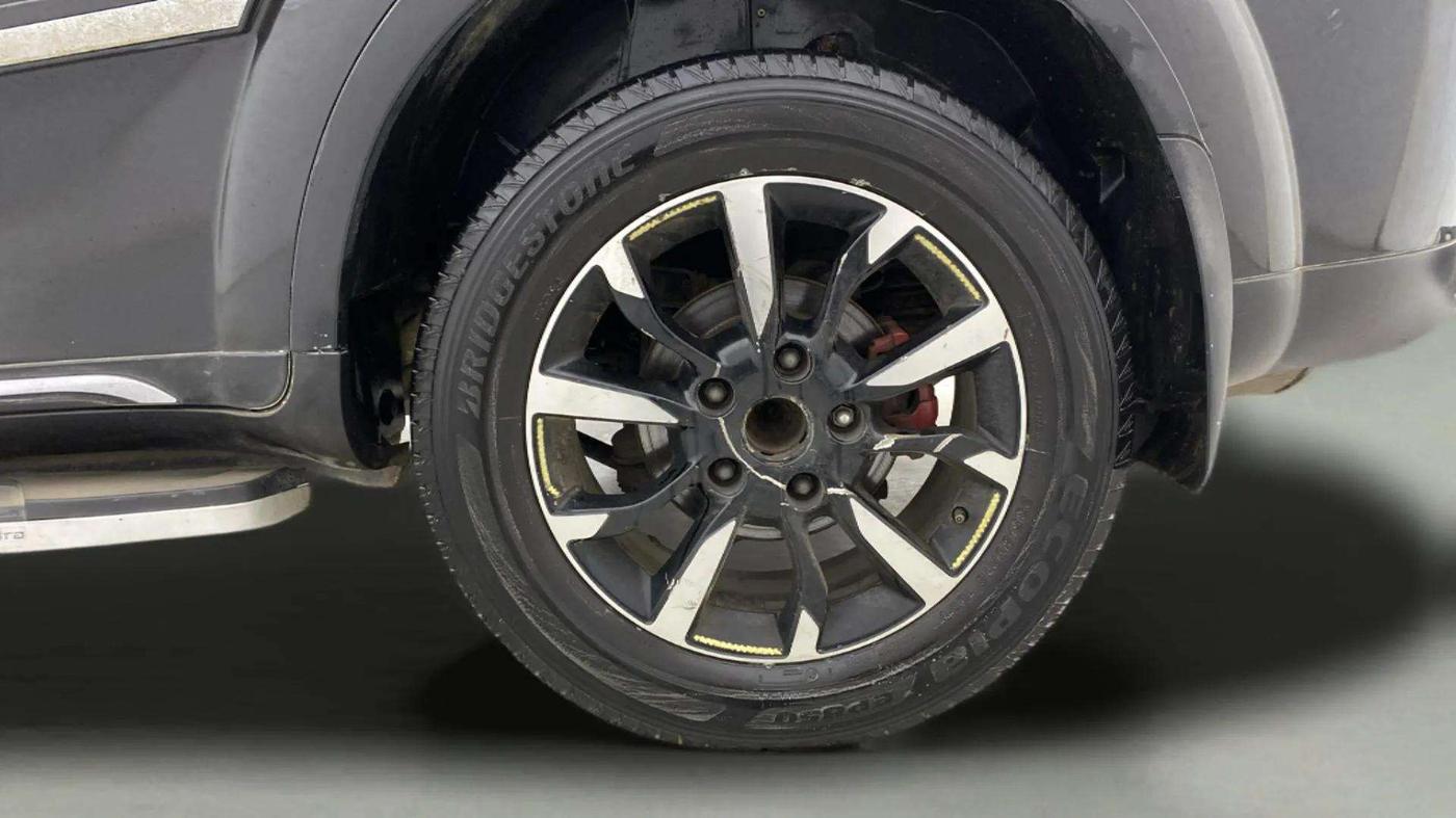 2019 Mahindra XUV500 W11, Diesel, Manual, 1,00,606 km, Left Rear Wheel