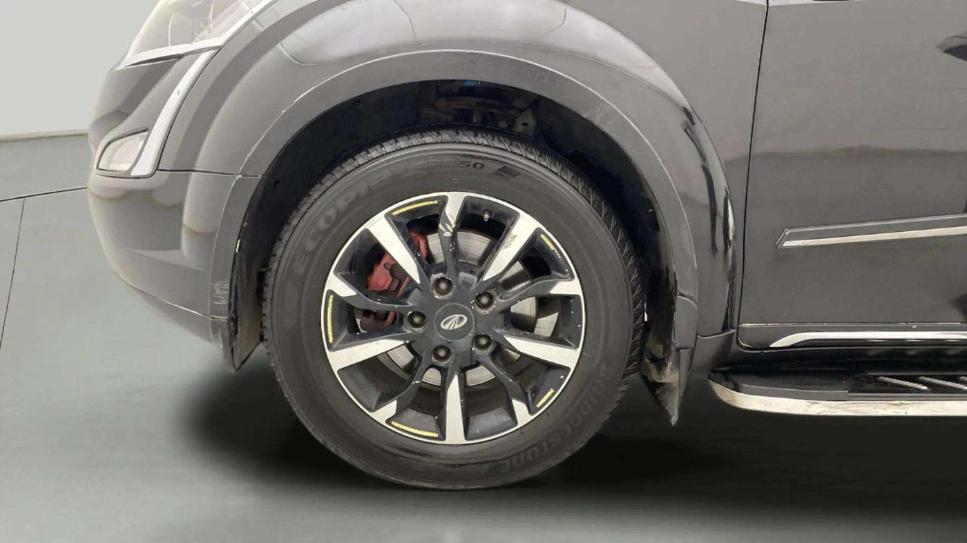 2019 Mahindra XUV500 W11, Diesel, Manual, 1,00,606 km, Left Front Wheel