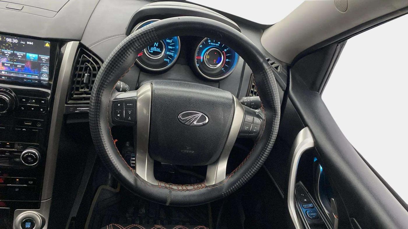 2019 Mahindra XUV500 W11, Diesel, Manual, 1,00,606 km, Steering Wheel Close Up