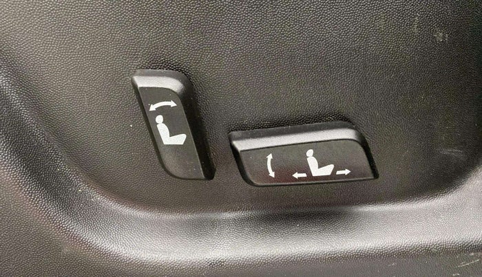 2019 Mahindra XUV500 W11, Diesel, Manual, 1,00,606 km, Driver Side Adjustment Panel