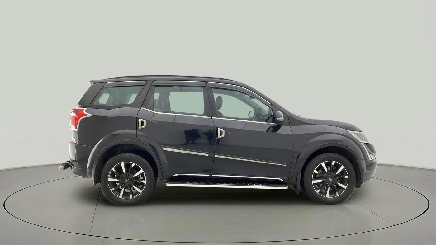 2019 Mahindra XUV500 W11, Diesel, Manual, 1,00,606 km, Right Side View