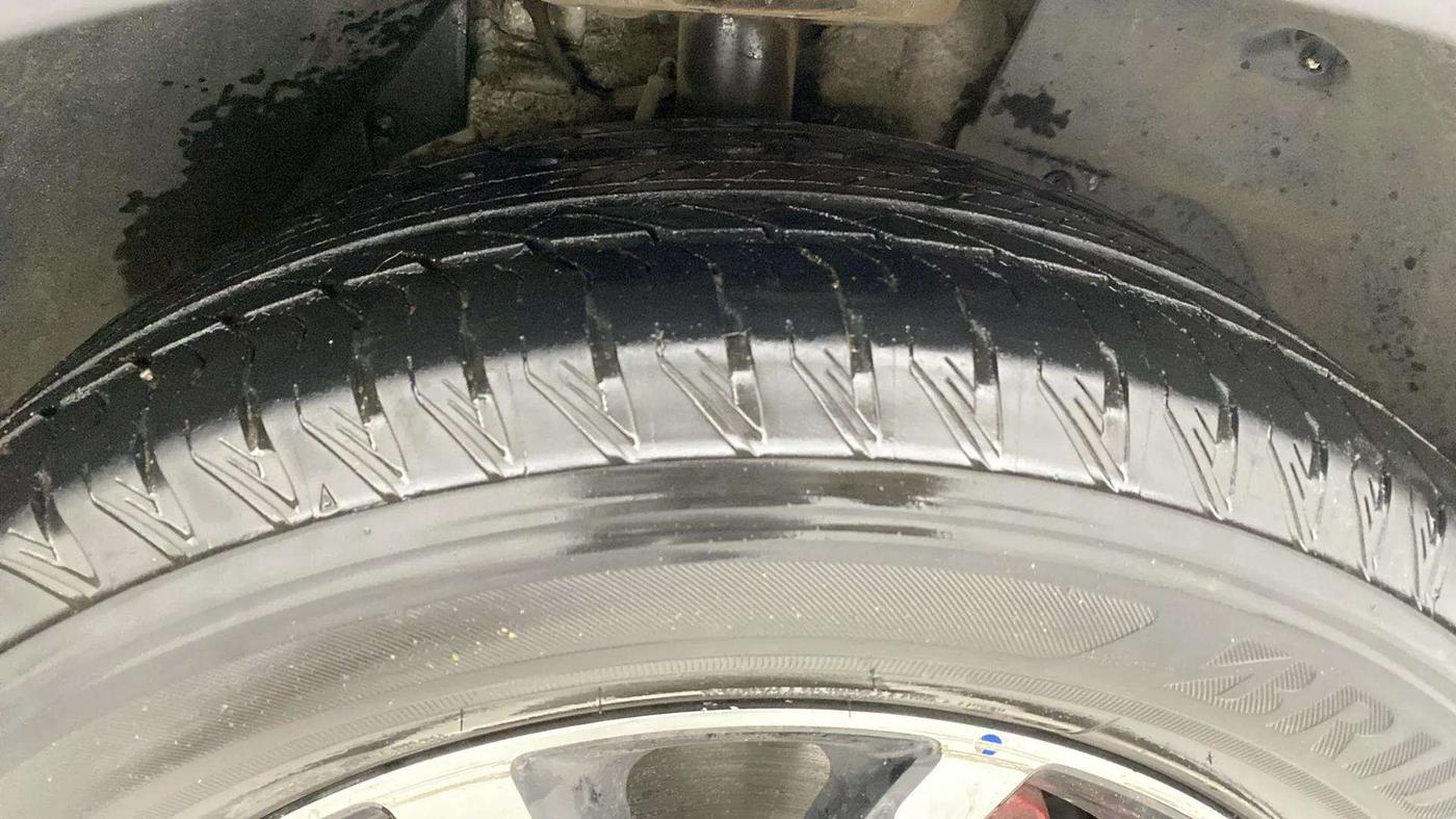 2019 Mahindra XUV500 W11, Diesel, Manual, 1,00,606 km, Left Front Tyre Tread