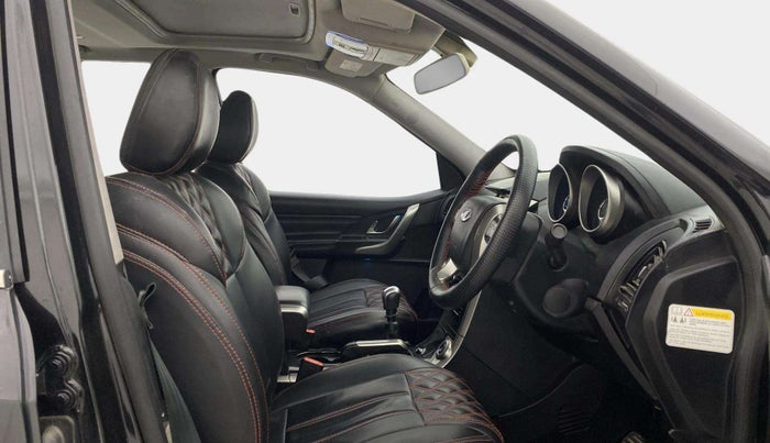 2019 Mahindra XUV500 W11, Diesel, Manual, 1,00,606 km, Right Side Front Door Cabin