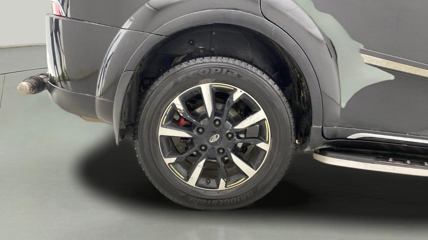 2019 Mahindra XUV500 W11, Diesel, Manual, 1,00,606 km, Right Rear Wheel