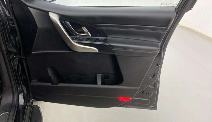 2019 Mahindra XUV500 W11, Diesel, Manual, 1,00,606 km, Driver Side Door Panels Control