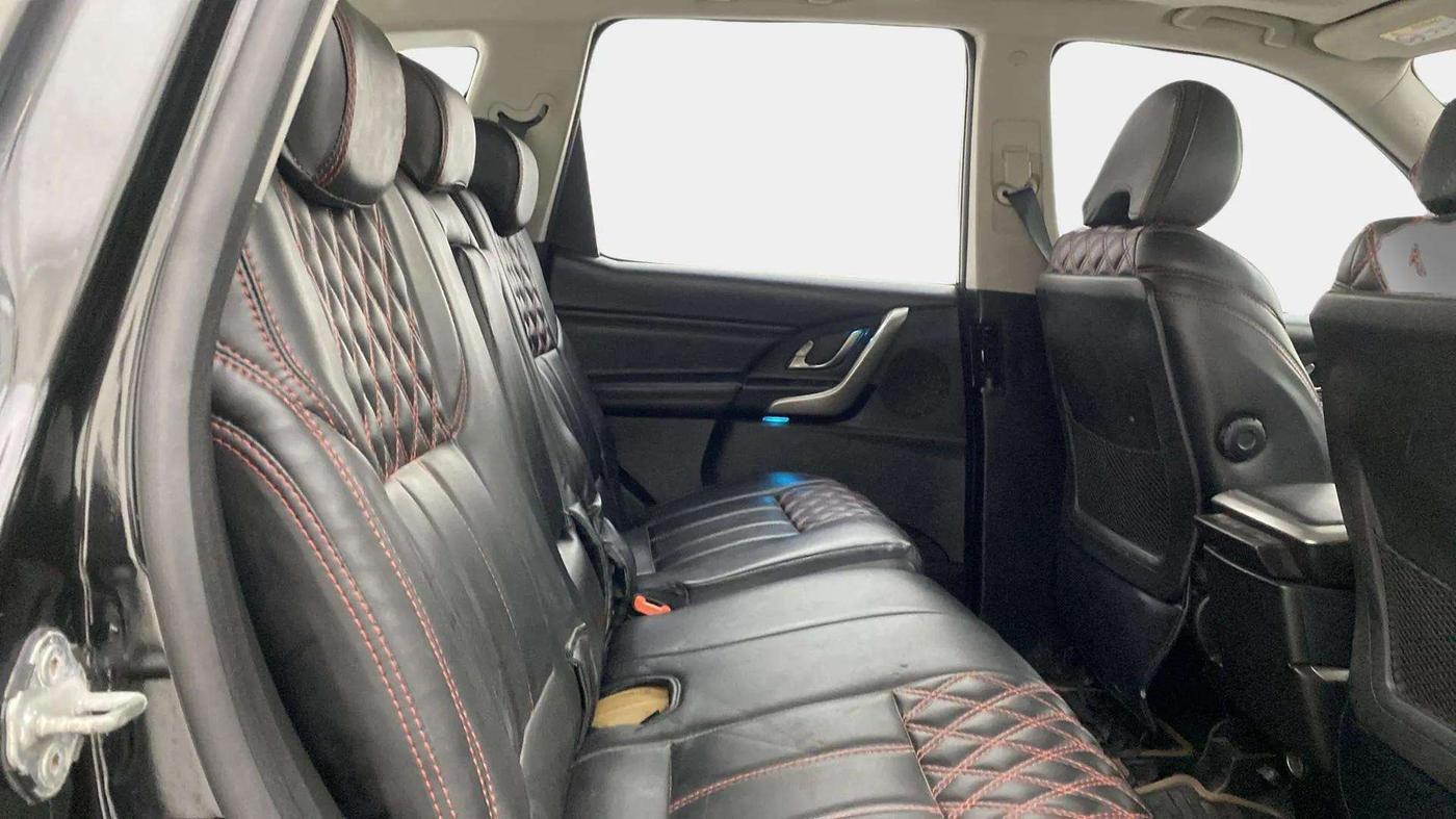 2019 Mahindra XUV500 W11, Diesel, Manual, 1,00,606 km, Right Side Rear Door Cabin