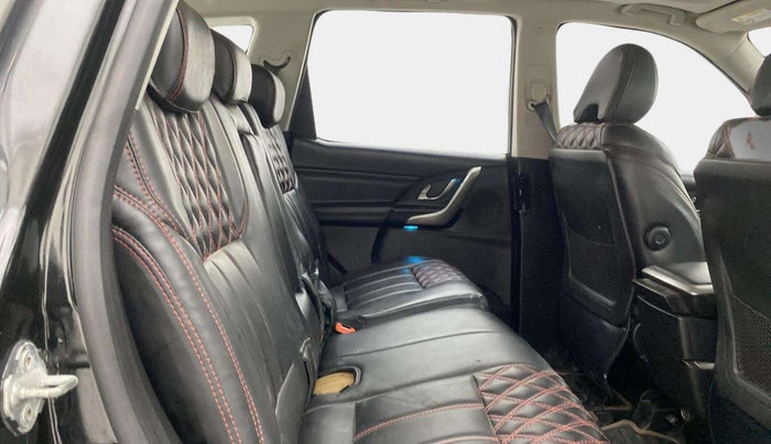 2019 Mahindra XUV500 W11, Diesel, Manual, 1,00,606 km, Right Side Rear Door Cabin
