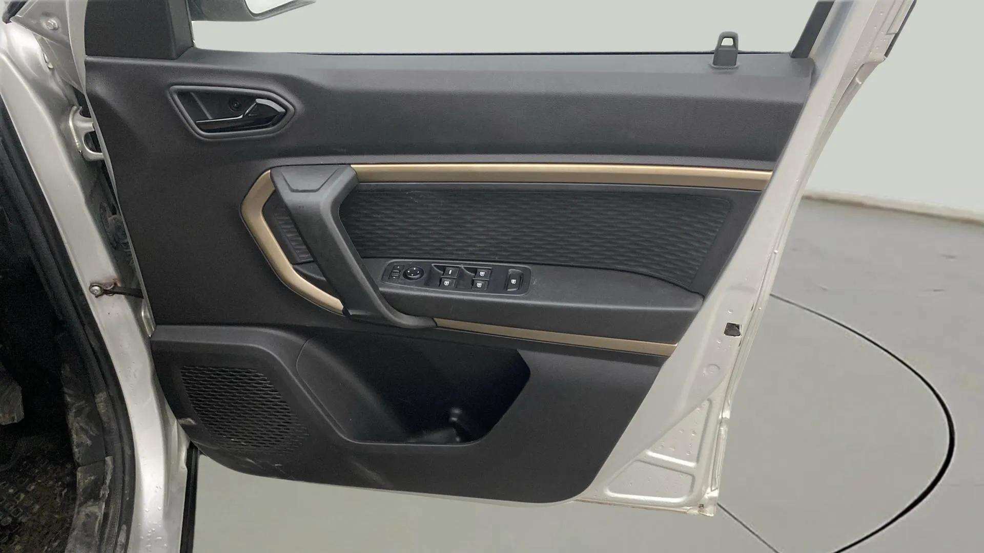 Driver-side-door-panel-control-39