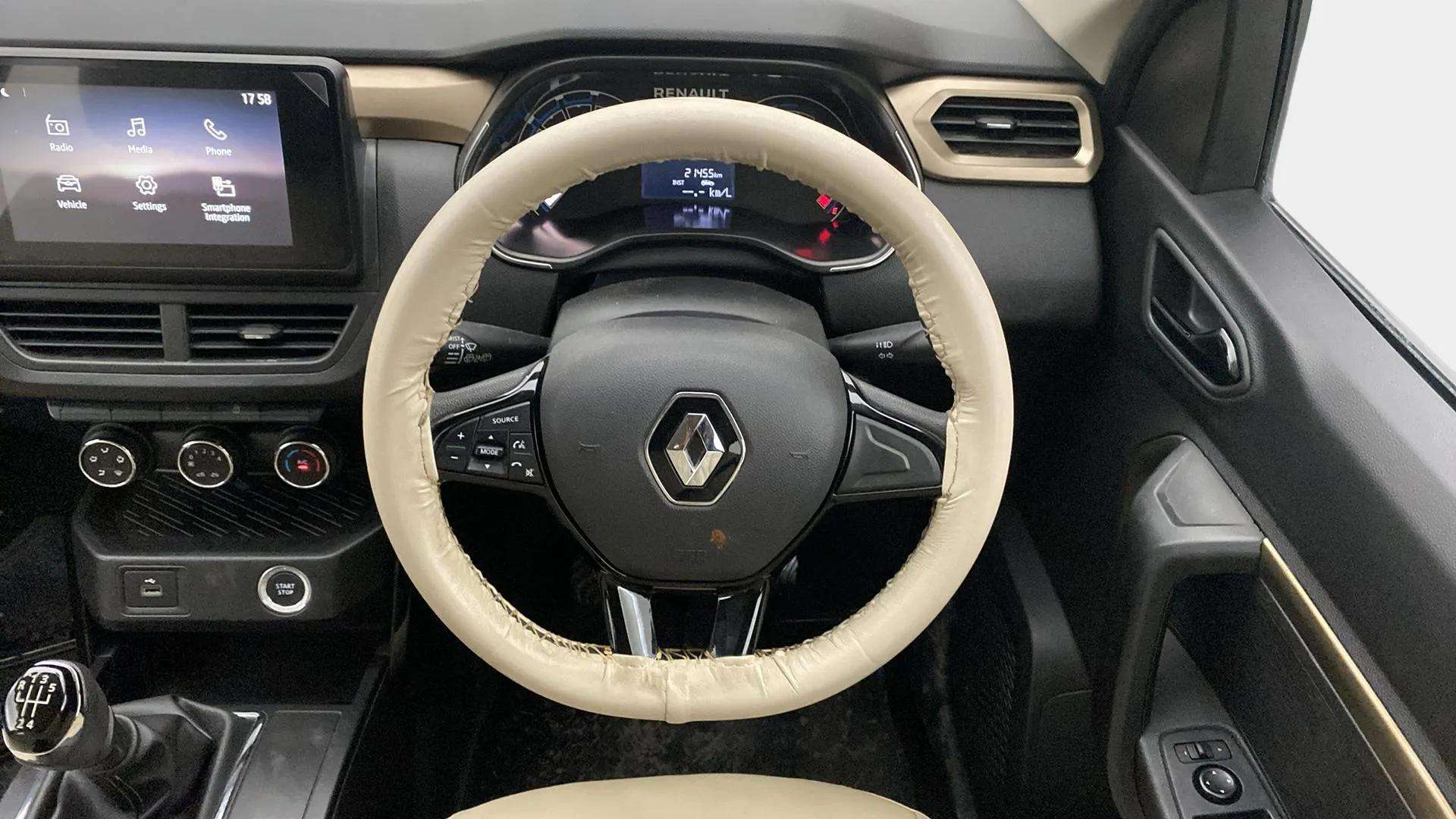 Steering-wheel-close-up-29