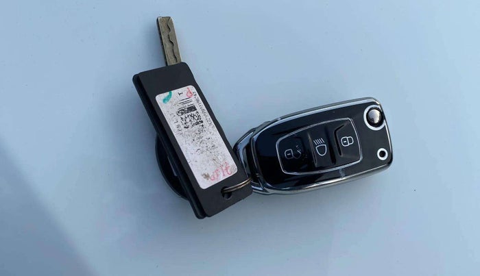 2023 Tata PUNCH ADVENTURE RHYTHM CNG, CNG, Manual, 29,978 km, Key Close Up