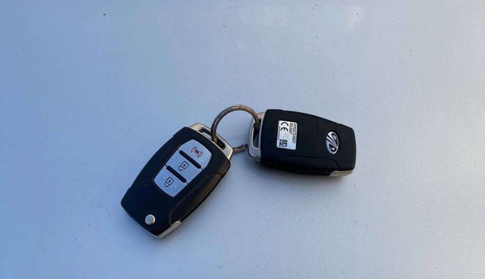 2020 Mahindra XUV300 W8 1.2 PETROL, Petrol, Manual, 36,999 km, Key Close Up
