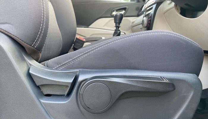 2020 Mahindra XUV300 W8 1.2 PETROL, Petrol, Manual, 36,999 km, Driver Side Adjustment Panel