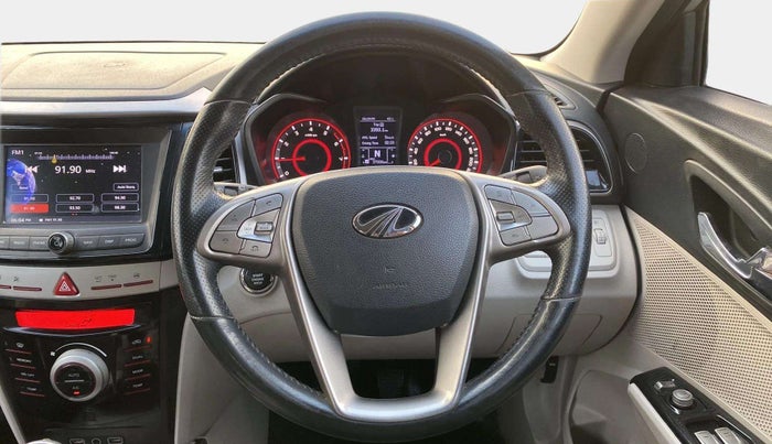 2020 Mahindra XUV300 W8 1.2 PETROL, Petrol, Manual, 36,999 km, Steering Wheel Close Up