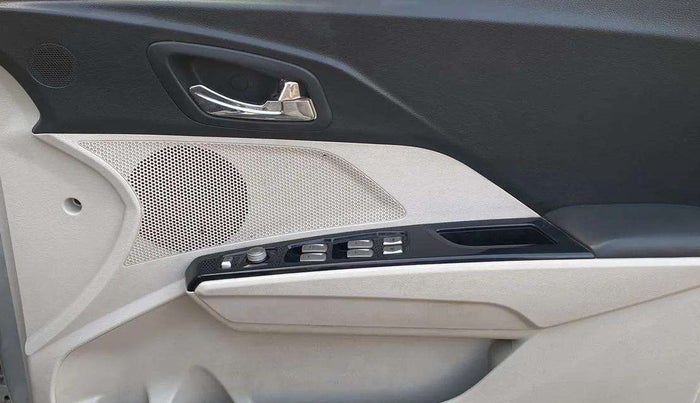 2020 Mahindra XUV300 W8 1.2 PETROL, Petrol, Manual, 36,999 km, Driver Side Door Panels Control