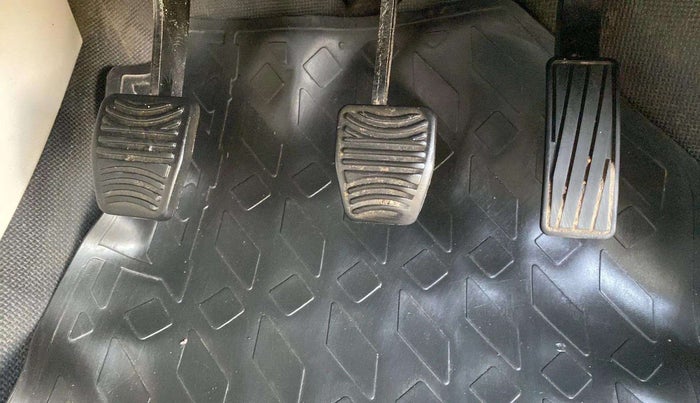 2020 Mahindra XUV300 W8 1.2 PETROL, Petrol, Manual, 36,999 km, Pedals