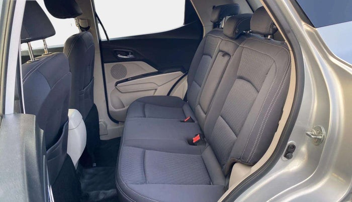 2020 Mahindra XUV300 W8 1.2 PETROL, Petrol, Manual, 36,999 km, Right Side Rear Door Cabin