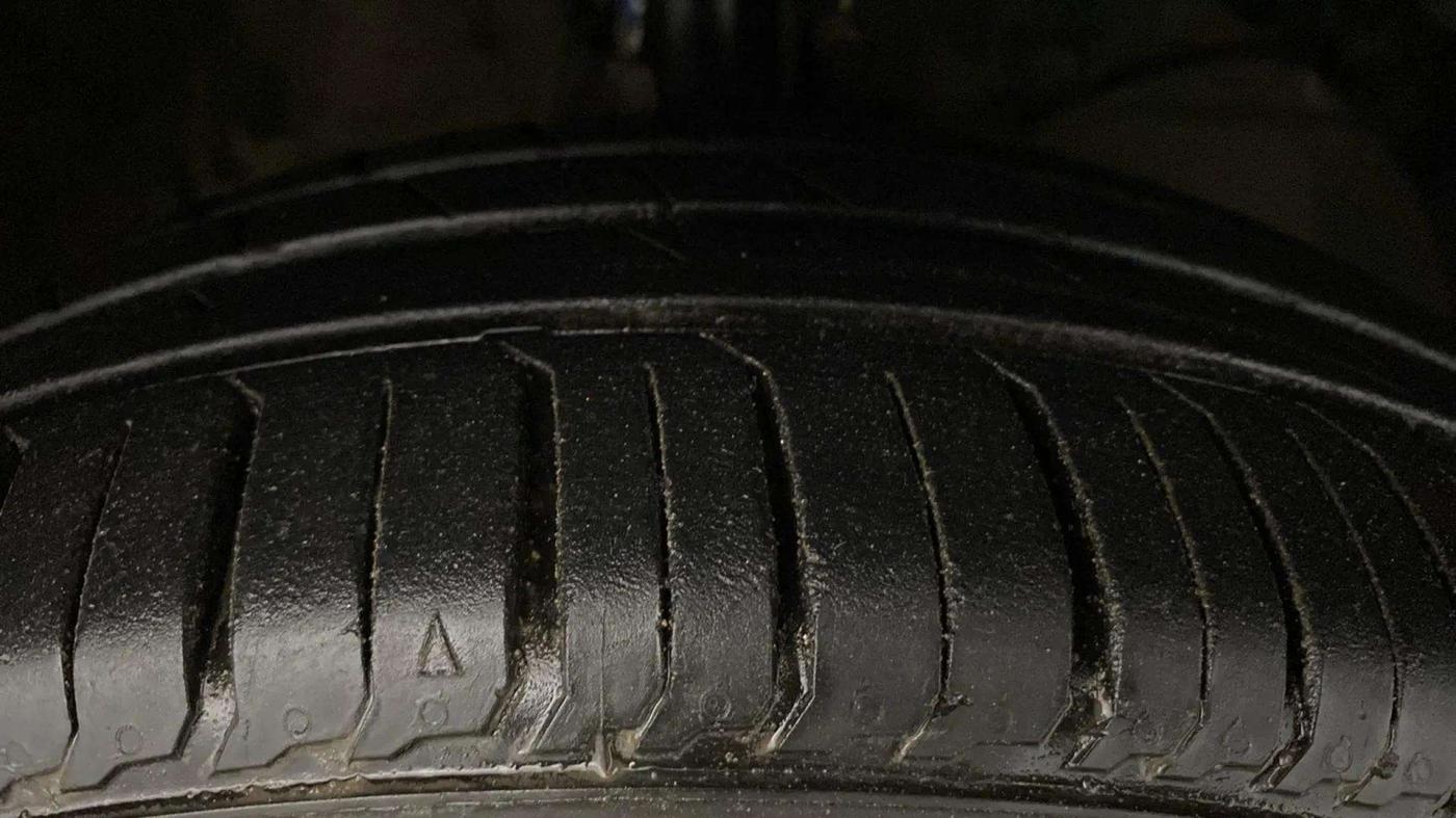 2019 Maruti XL6 ALPHA AT, Petrol, Automatic, 99,614 km, Right Front Tyre Tread
