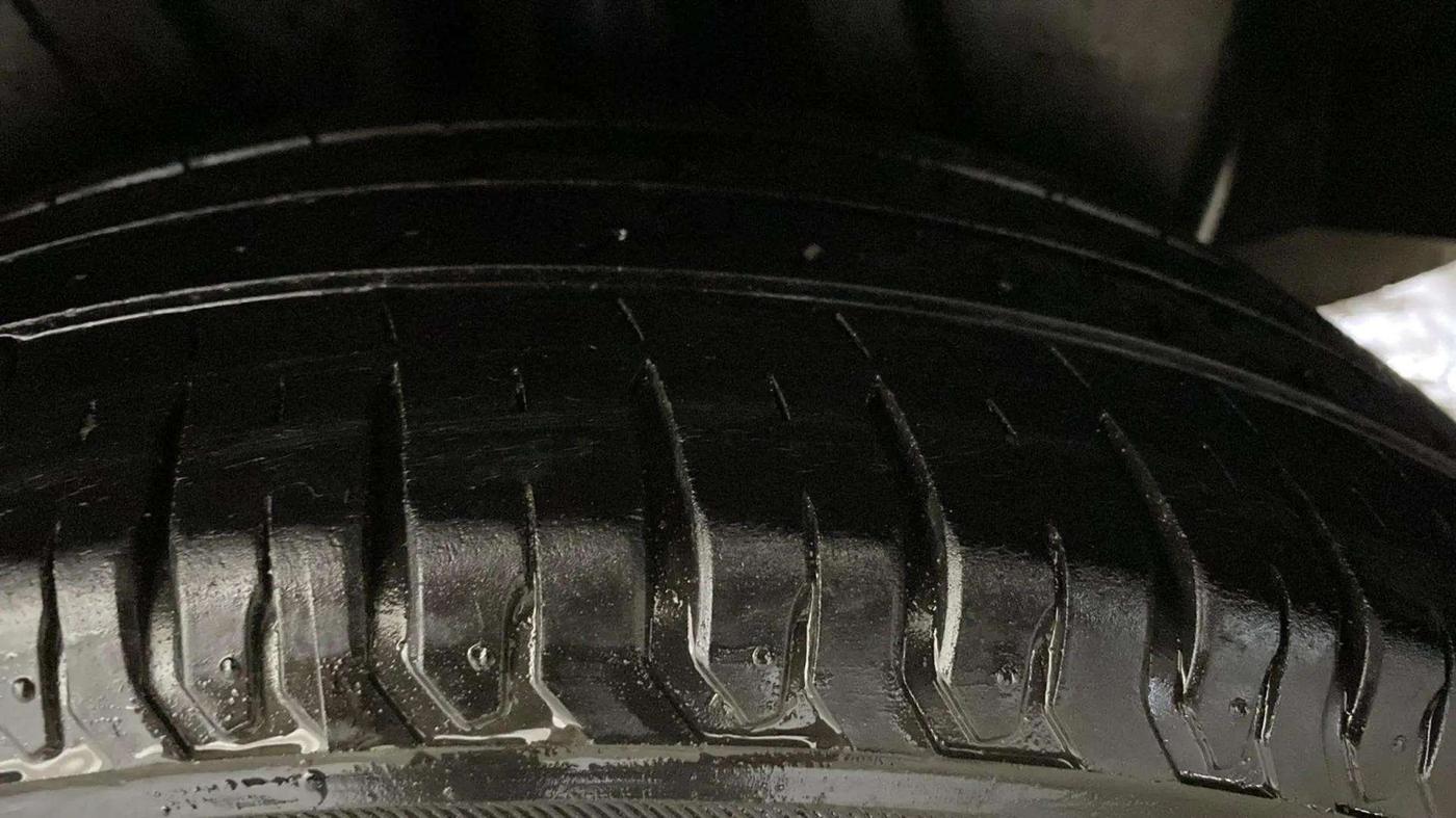 2019 Maruti XL6 ALPHA AT, Petrol, Automatic, 99,614 km, Left Rear Tyre Tread