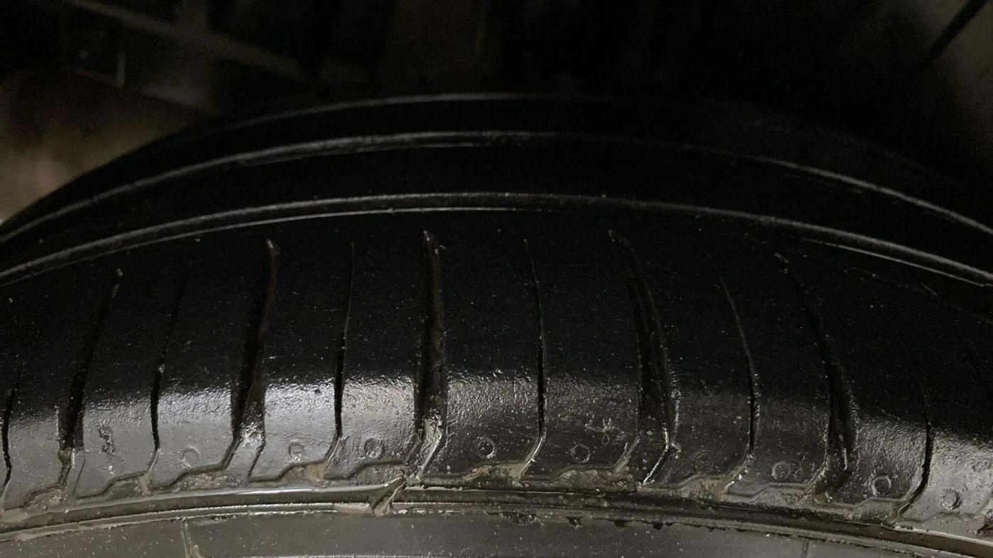 2019 Maruti XL6 ALPHA AT, Petrol, Automatic, 99,614 km, Right Rear Tyre Tread
