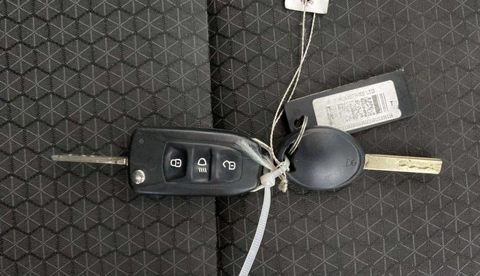 2022 Tata ALTROZ XM PLUS PETROL, Petrol, Manual, 26,138 km, Key Close Up