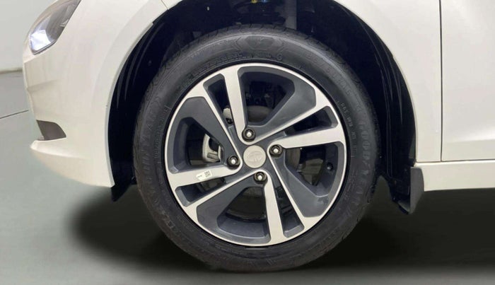 2023 Tata ALTROZ XZ + SUNROOF, Petrol, Manual, 2,194 km, Left Front Wheel