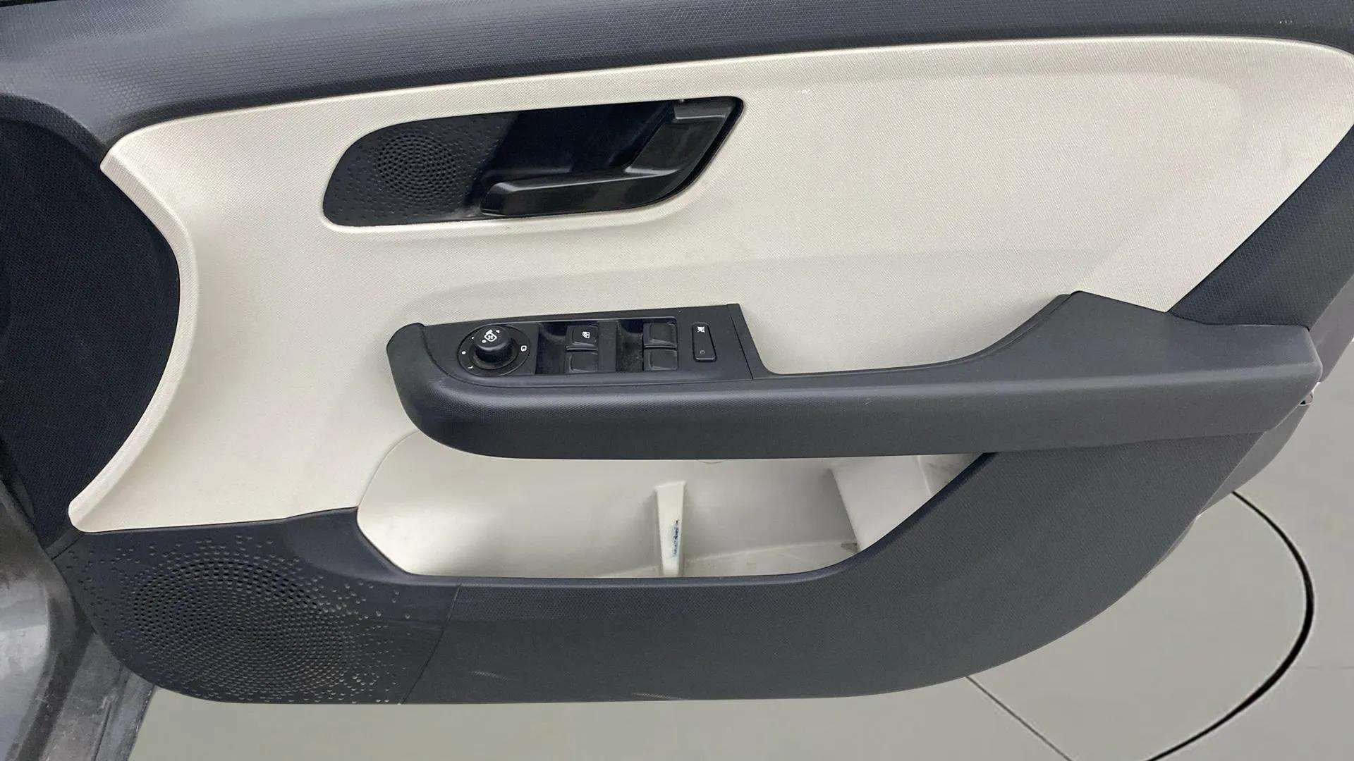 Driver-side-door-panel-control-39