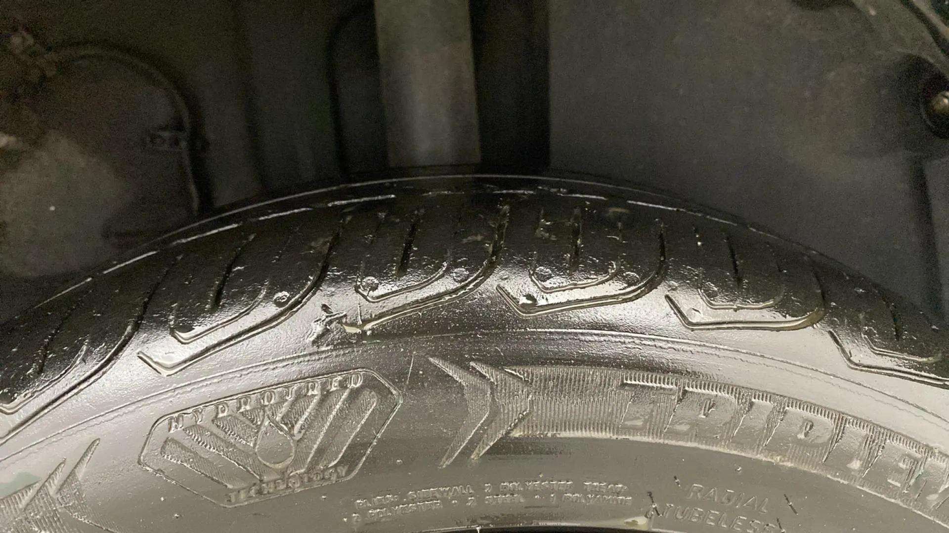 LHS-Rear-Tyre-Tread-21