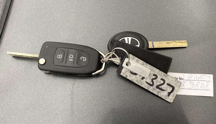 2024 Tata Tiago XTA CNG , CNG, Automatic, 30,822 km, Key Close Up