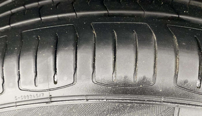 2016 Volkswagen Polo COMFORTLINE 1.2L, Petrol, Manual, 30,045 km, Right Rear Tyre Tread