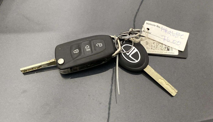 2019 Tata NEXON XM PETROL, Petrol, Manual, 26,166 km, Key Close Up