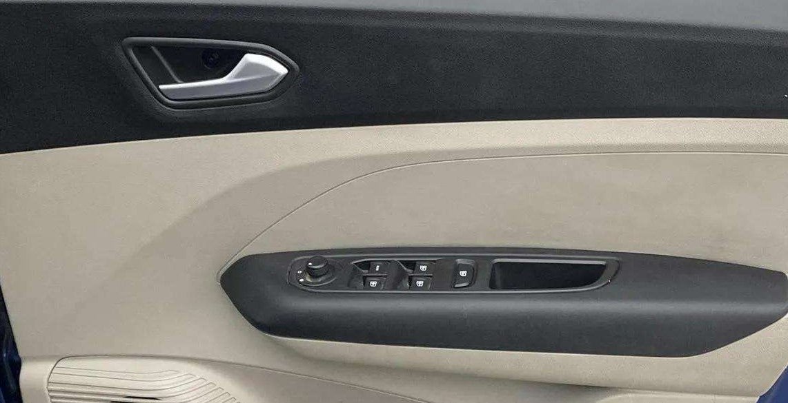 Driver-side-door-panel-control-39