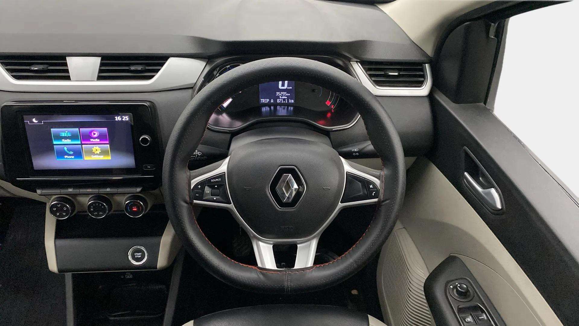 Steering-wheel-close-up-29