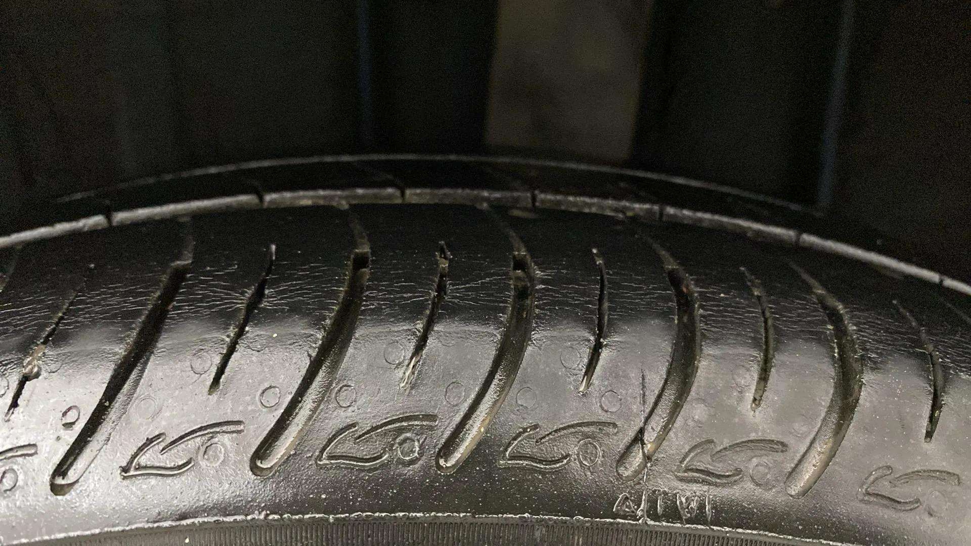LHS-Rear-Tyre-Tread-21
